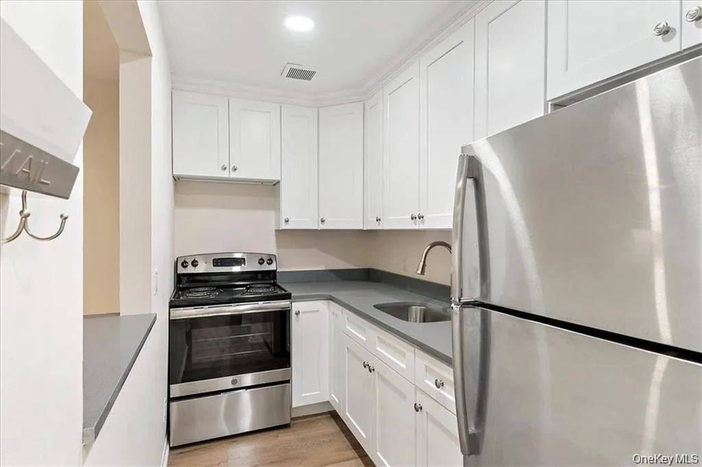 142 Trenchard Street, Yonkers, NY, 1 Bedroom Bedrooms, 4 Rooms Rooms,1 BathroomBathrooms,Residential Lease,For Rent,Trenchard,0,1009332 142 Trenchard Street, Yonkers, NY, 1 Bedroom Bedrooms, 4 Rooms Rooms,1 BathroomBathrooms,Residential Lease,For Rent,Trenchard,0,1009332