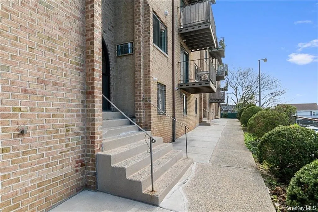 142 Trenchard Street, Yonkers, NY, 1 Bedroom Bedrooms, 4 Rooms Rooms,1 BathroomBathrooms,Residential Lease,For Rent,Trenchard,0,1009332 142 Trenchard Street, Yonkers, NY, 1 Bedroom Bedrooms, 4 Rooms Rooms,1 BathroomBathrooms,Residential Lease,For Rent,Trenchard,0,1009332
