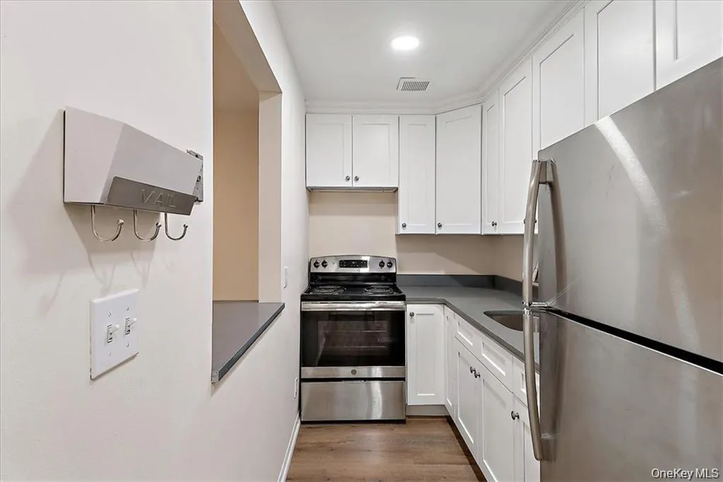 142 Trenchard Street, Yonkers, NY, 1 Bedroom Bedrooms, 4 Rooms Rooms,1 BathroomBathrooms,Residential Lease,For Rent,Trenchard,0,1009332 142 Trenchard Street, Yonkers, NY, 1 Bedroom Bedrooms, 4 Rooms Rooms,1 BathroomBathrooms,Residential Lease,For Rent,Trenchard,0,1009332