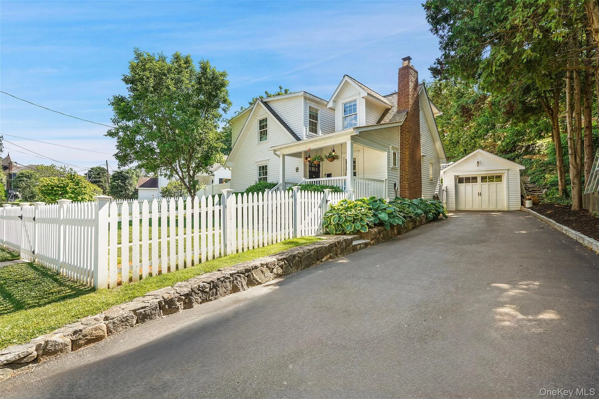 Driveway, one car garage and fully fenced in front yard. Driveway, one car garage and fully fenced in front yard.