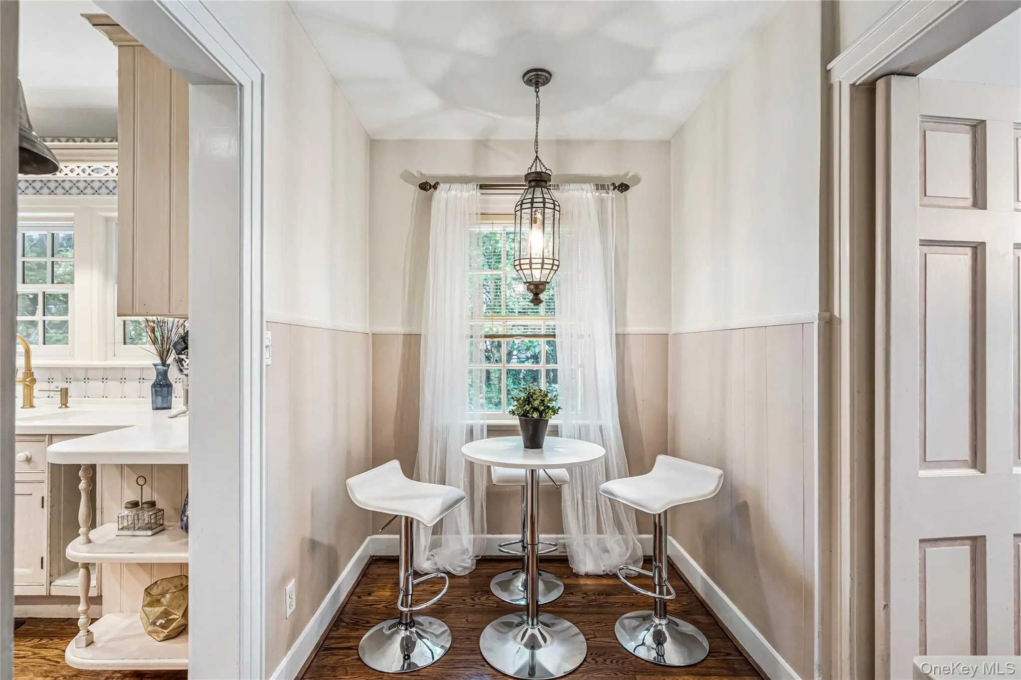 Breakfast Nook - Butler's Pantry View Breakfast Nook - Butler's Pantry View