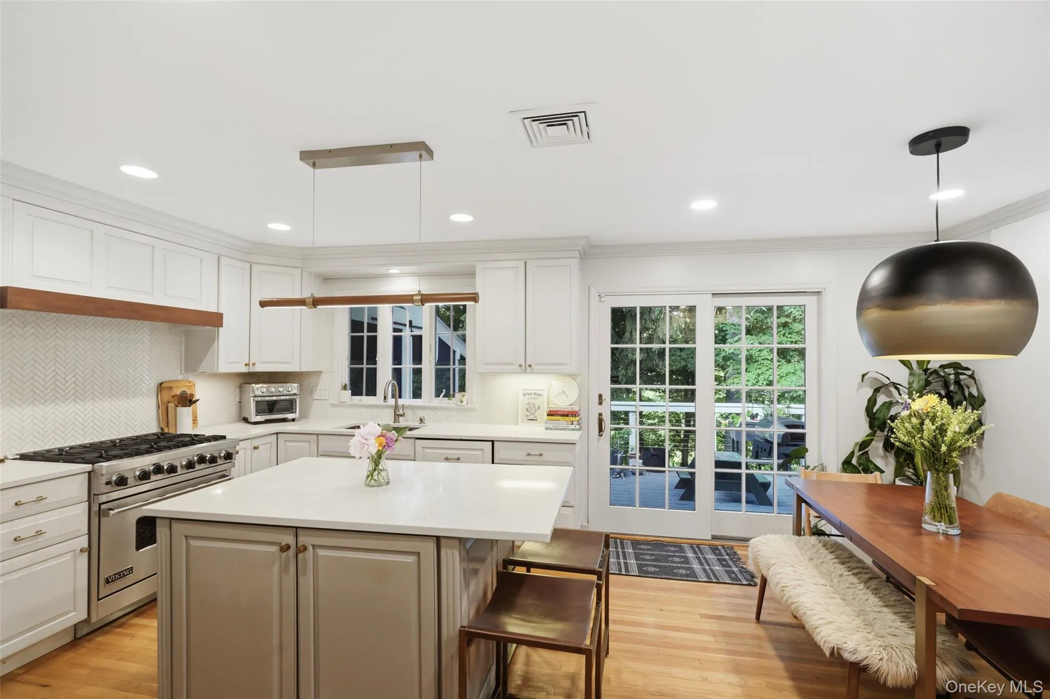 Stunning kitchen with island, Viking range, breakfast nook and sliders to patio. Stunning kitchen with island, Viking range, breakfast nook and sliders to patio.