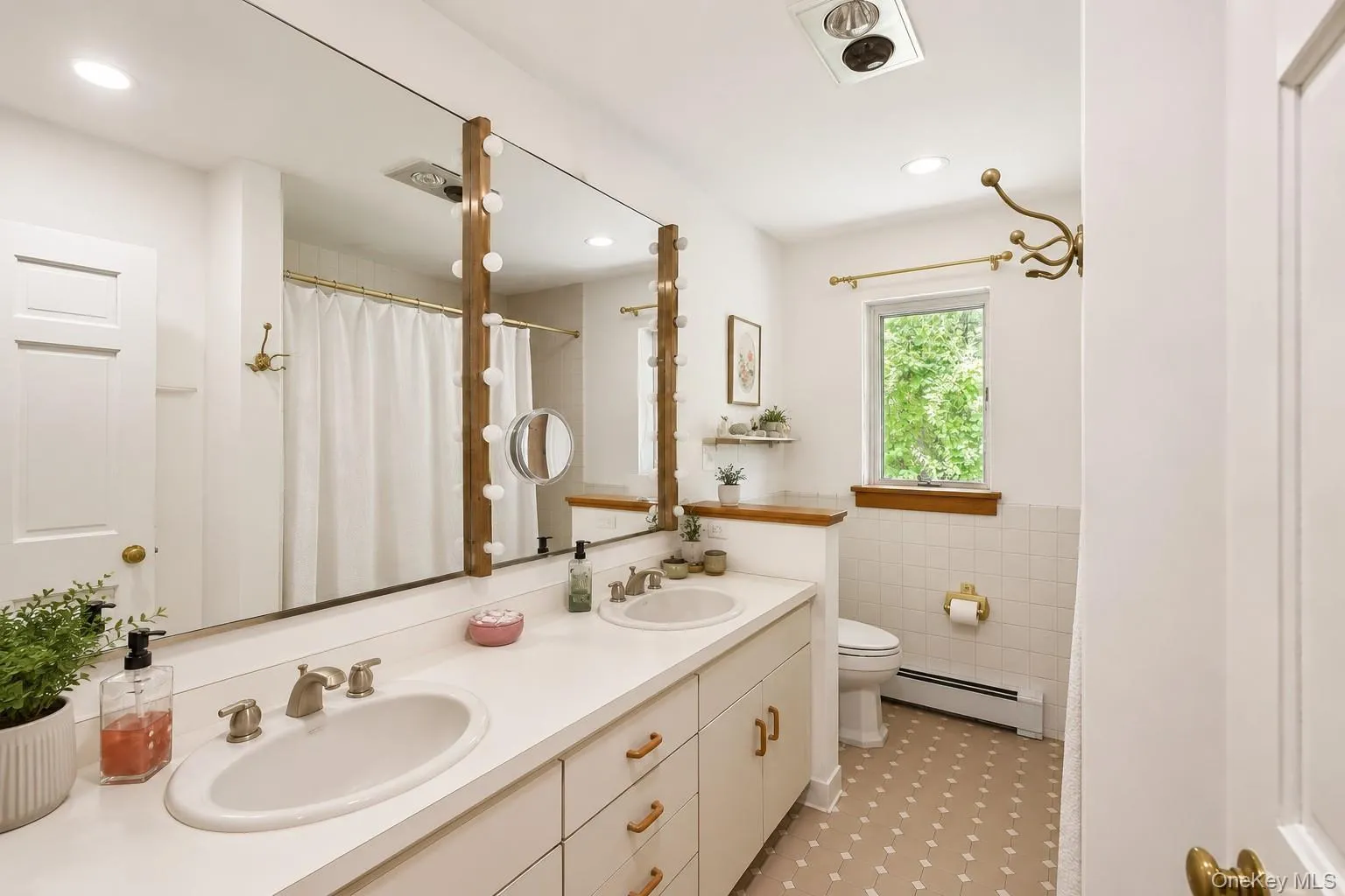 Bathroom shown with white walls-virtually retouched Bathroom shown with white walls-virtually retouched