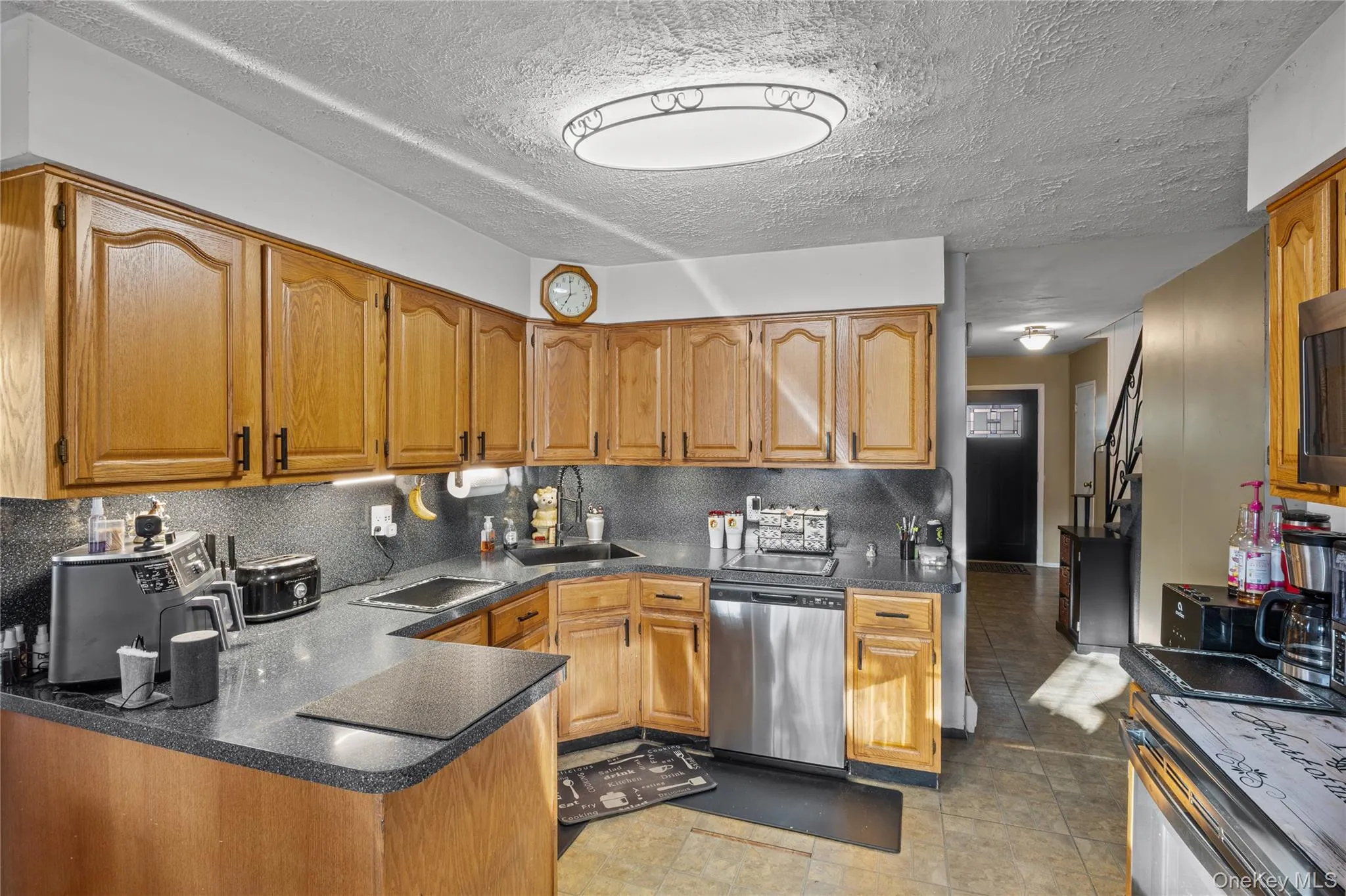 Eat In Kitchen with young appliances Eat In Kitchen with young appliances