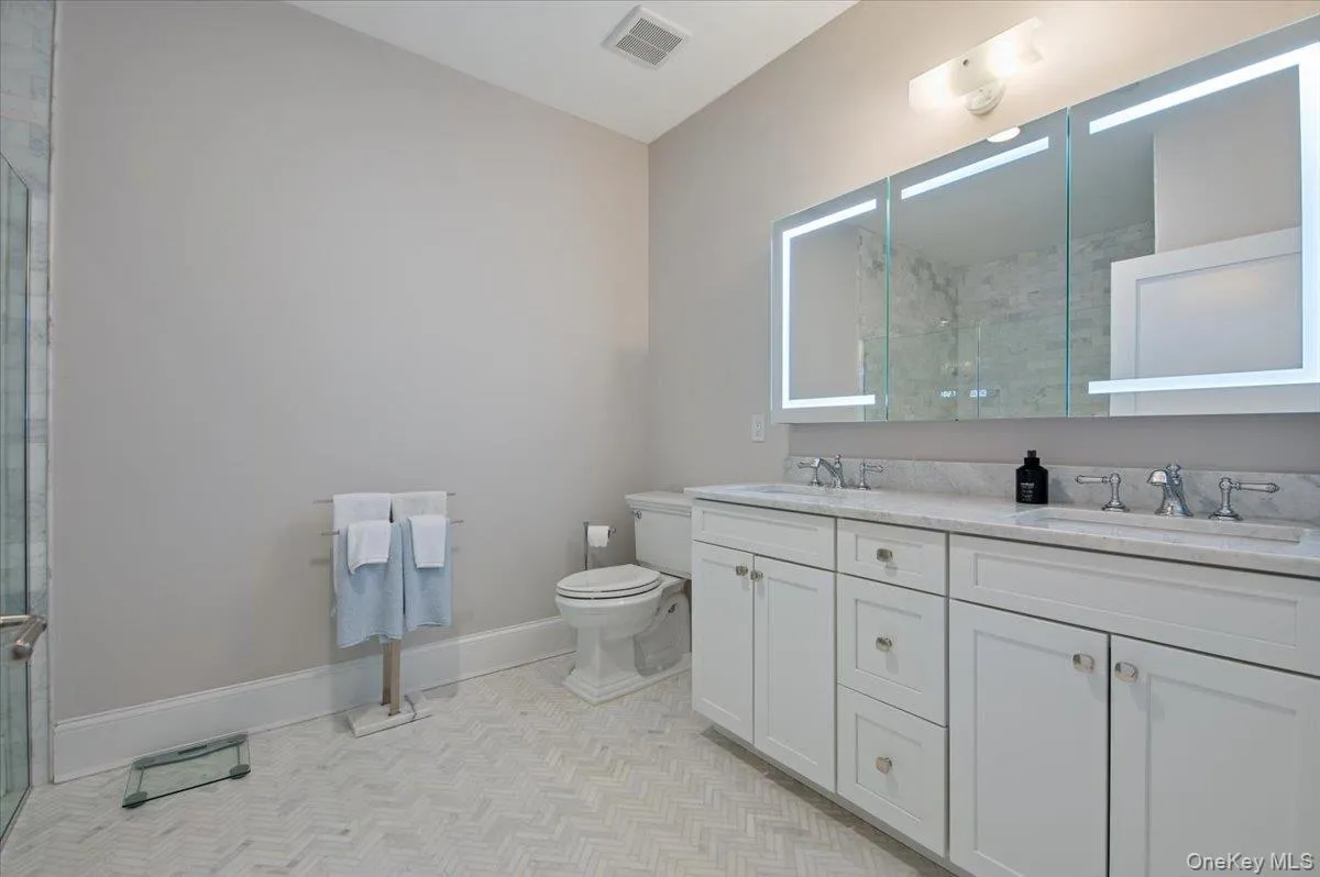 Double sink vanity. Double sink vanity.