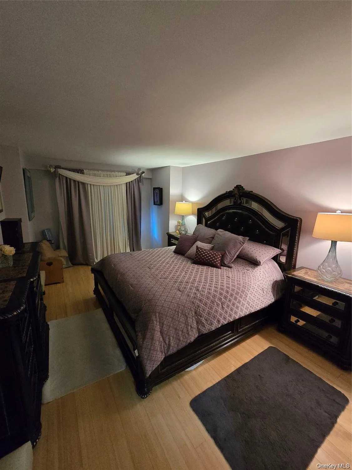 King-size bedroom King-size bedroom