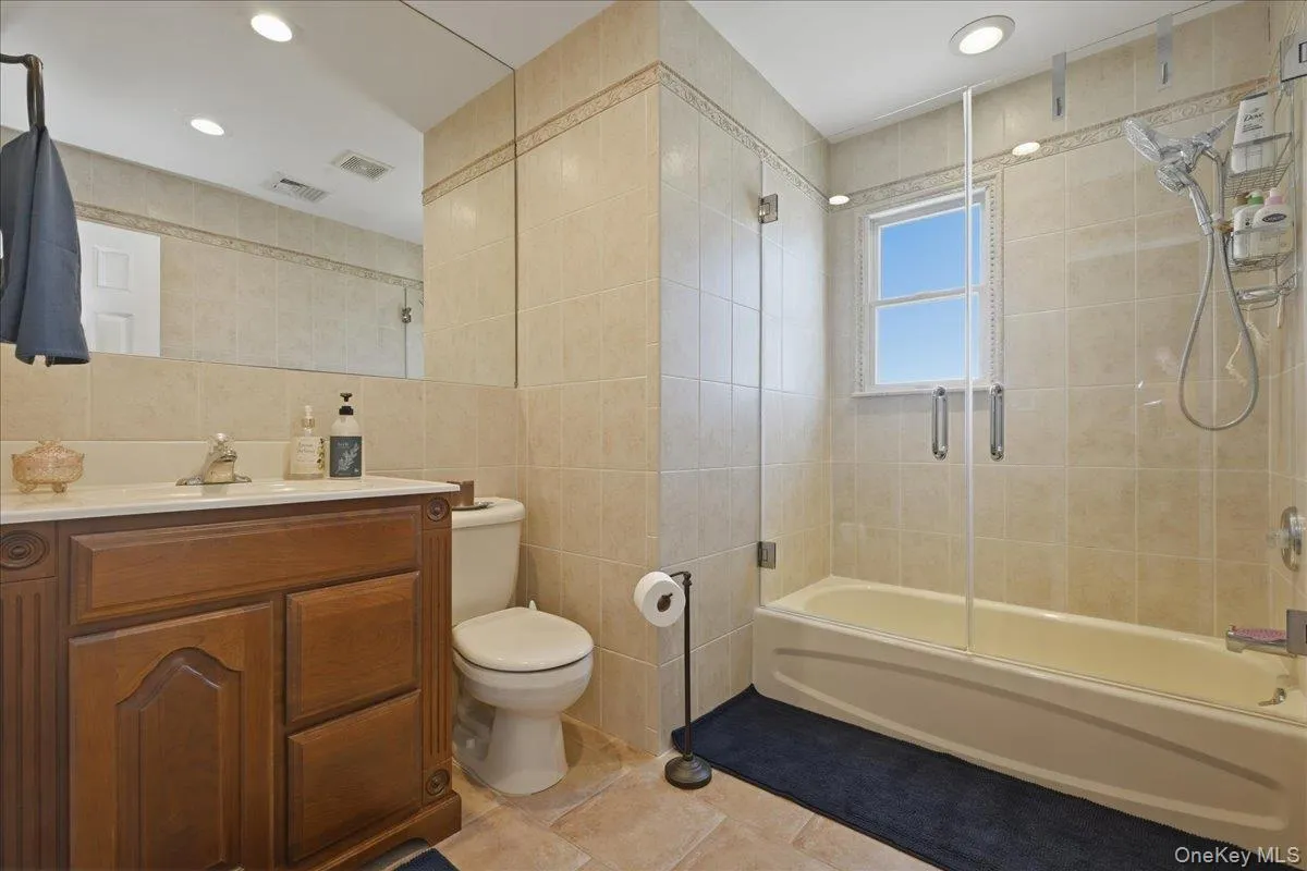 Upper Bathroom Upper Bathroom
