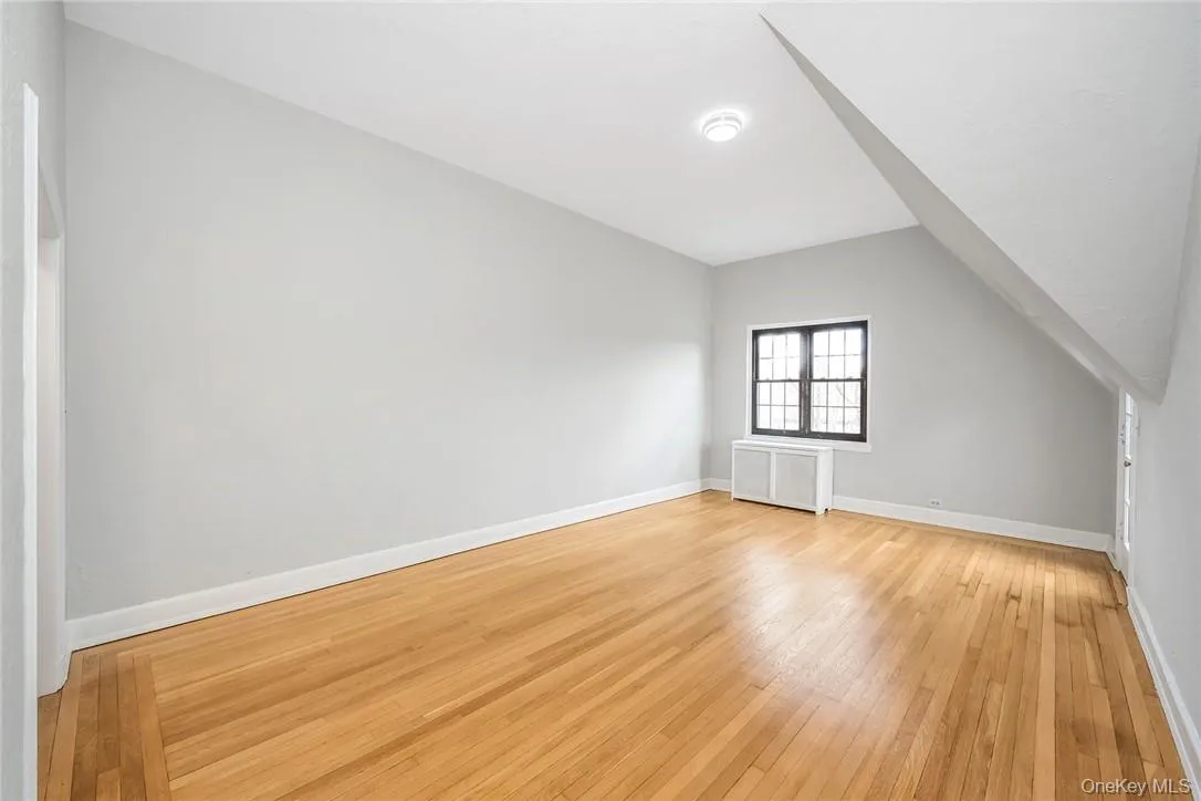 Living Room w/Vaulted Ceilings & Hardwood Flooring Living Room w/Vaulted Ceilings & Hardwood Flooring