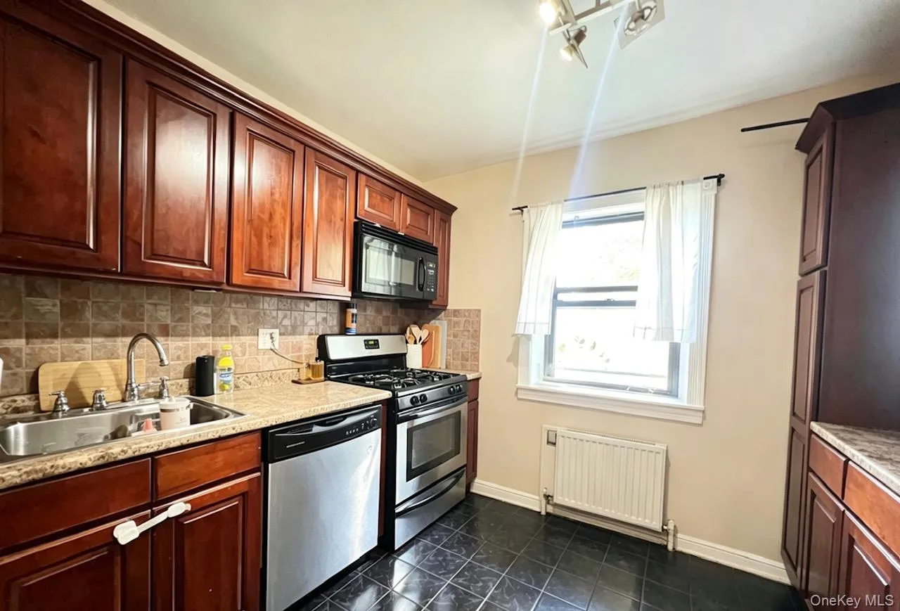 6968 137th Street, New York, NY, 2 Bedrooms Bedrooms, 5 Rooms Rooms,1 BathroomBathrooms,Residential,For Rent,137th,0,1009505 6968 137th Street, New York, NY, 2 Bedrooms Bedrooms, 5 Rooms Rooms,1 BathroomBathrooms,Residential,For Rent,137th,0,1009505