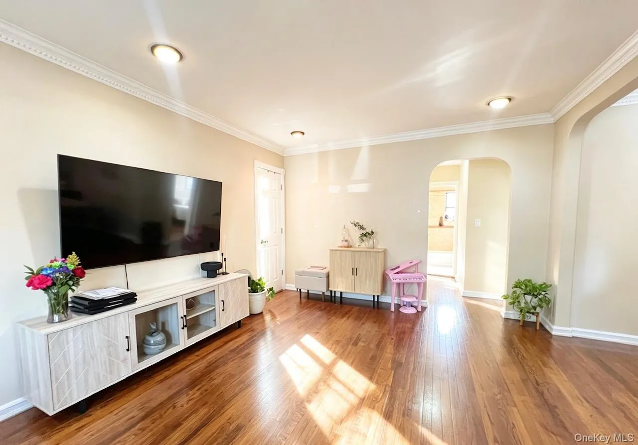 6968 137th Street, New York, NY, 2 Bedrooms Bedrooms, 5 Rooms Rooms,1 BathroomBathrooms,Residential,For Rent,137th,0,1009505 6968 137th Street, New York, NY, 2 Bedrooms Bedrooms, 5 Rooms Rooms,1 BathroomBathrooms,Residential,For Rent,137th,0,1009505