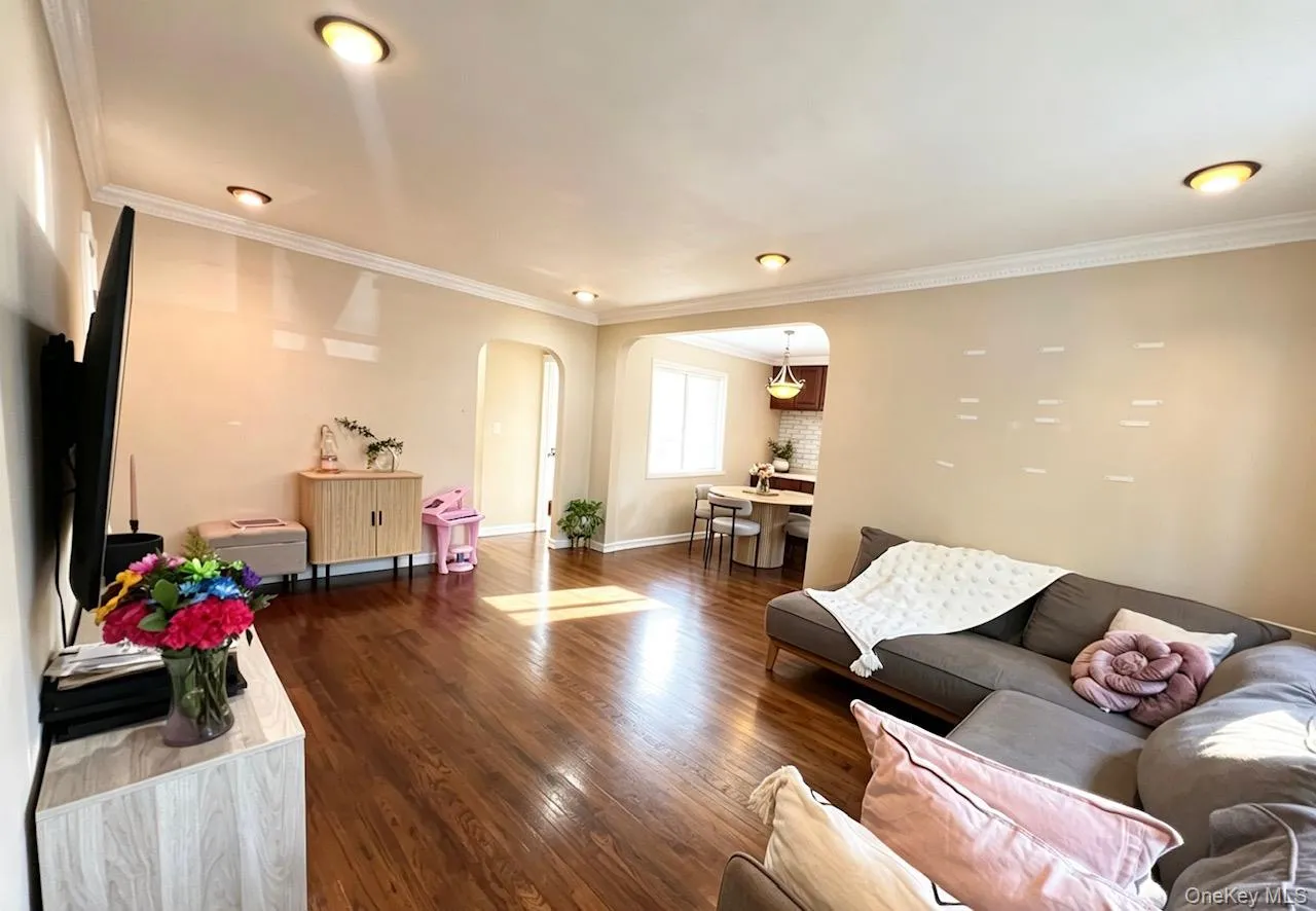 6968 137th Street, New York, NY, 2 Bedrooms Bedrooms, 5 Rooms Rooms,1 BathroomBathrooms,Residential,For Rent,137th,0,1009505 6968 137th Street, New York, NY, 2 Bedrooms Bedrooms, 5 Rooms Rooms,1 BathroomBathrooms,Residential,For Rent,137th,0,1009505