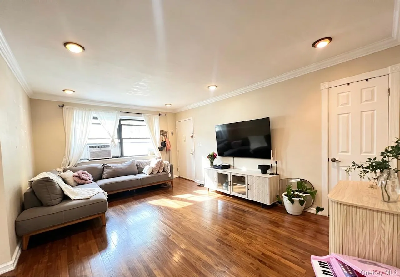 6968 137th Street, New York, NY, 2 Bedrooms Bedrooms, 5 Rooms Rooms,1 BathroomBathrooms,Residential,For Rent,137th,0,1009505 6968 137th Street, New York, NY, 2 Bedrooms Bedrooms, 5 Rooms Rooms,1 BathroomBathrooms,Residential,For Rent,137th,0,1009505