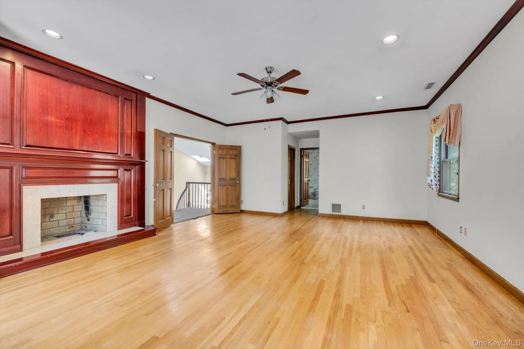 Huge primary suite with fireplace,two closets and primary bathroom Huge primary suite with fireplace,two closets and primary bathroom