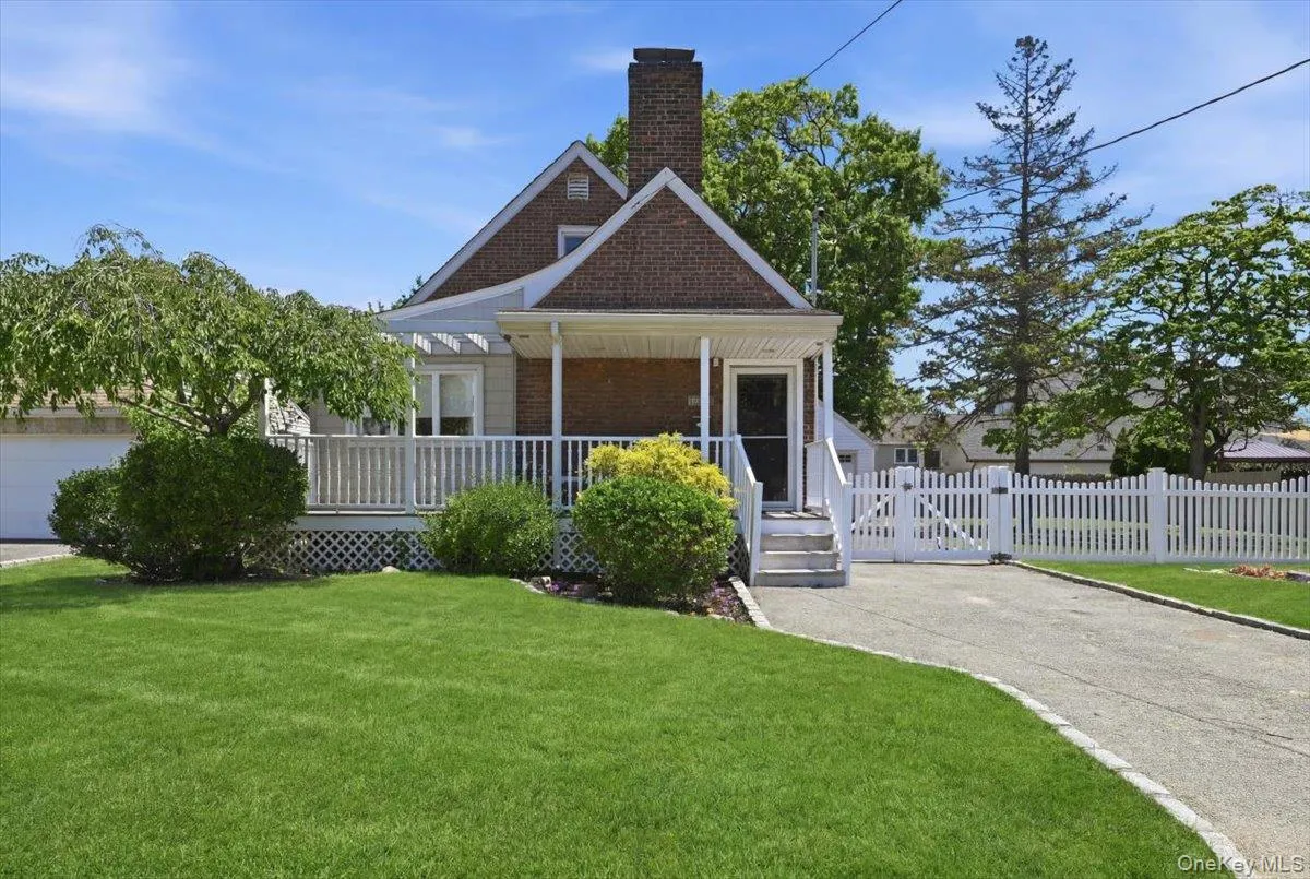 2395 Yorktown Street, Hempstead, NY, 3 Bedrooms Bedrooms, 7 Rooms Rooms,1 BathroomBathrooms,Residential,For Rent,Yorktown,0,1009536 2395 Yorktown Street, Hempstead, NY, 3 Bedrooms Bedrooms, 7 Rooms Rooms,1 BathroomBathrooms,Residential,For Rent,Yorktown,0,1009536