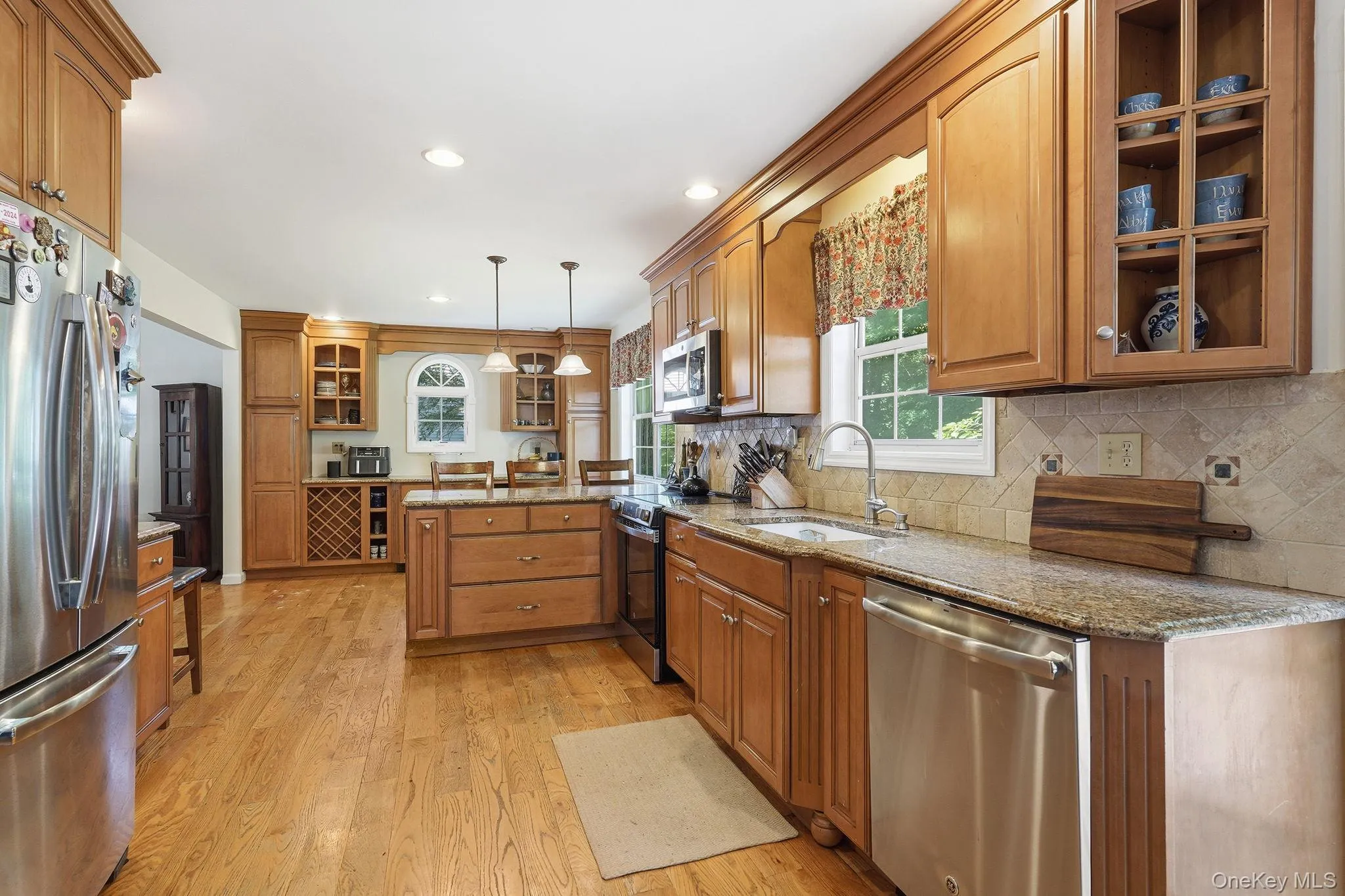 Oversized eat-in kitchen Oversized eat-in kitchen