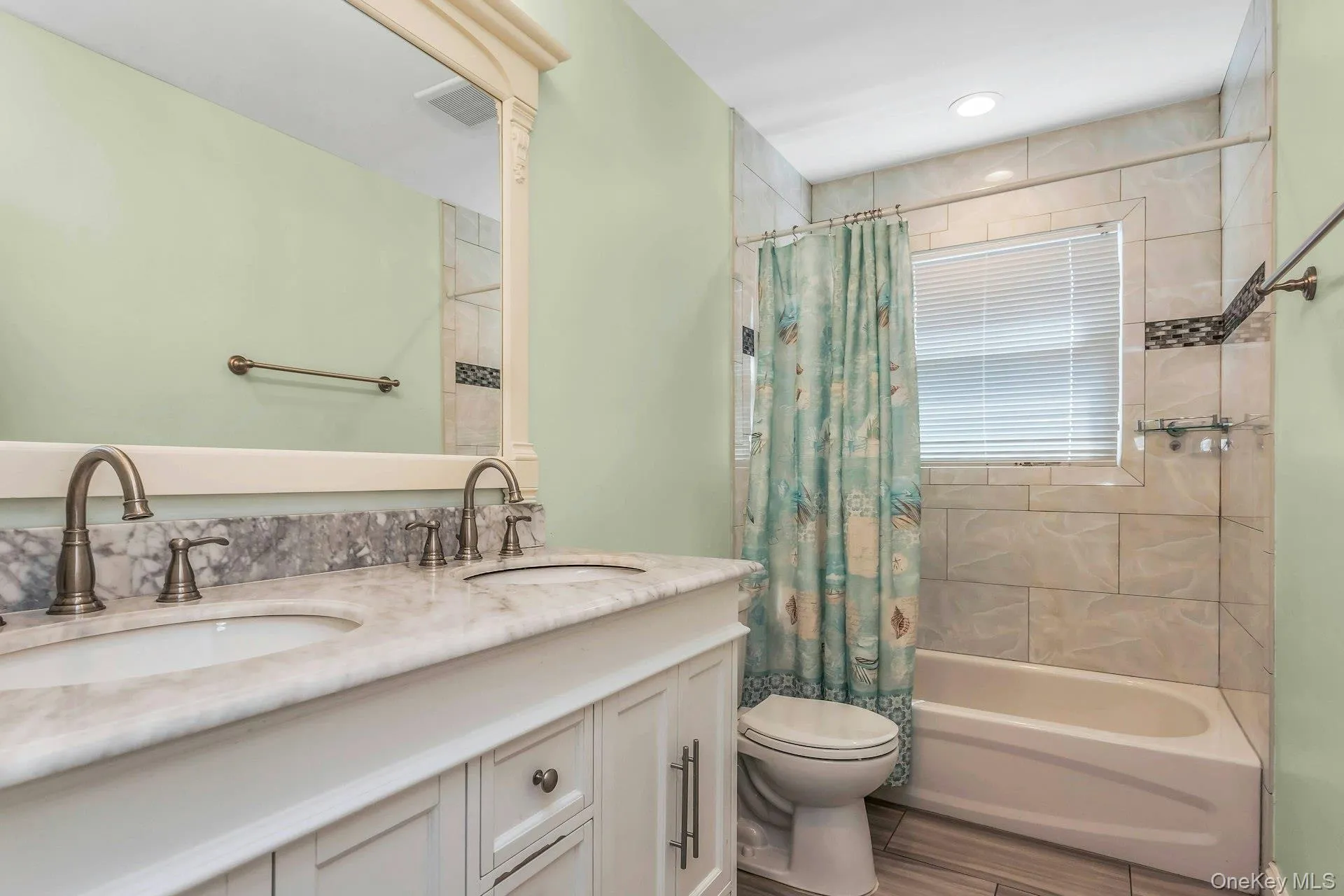 233 Collins Avenue, North Hempstead, NY, 5 Bedrooms Bedrooms, 14 Rooms Rooms,4 BathroomsBathrooms,Residential,For Rent,Collins,0,1009546 233 Collins Avenue, North Hempstead, NY, 5 Bedrooms Bedrooms, 14 Rooms Rooms,4 BathroomsBathrooms,Residential,For Rent,Collins,0,1009546
