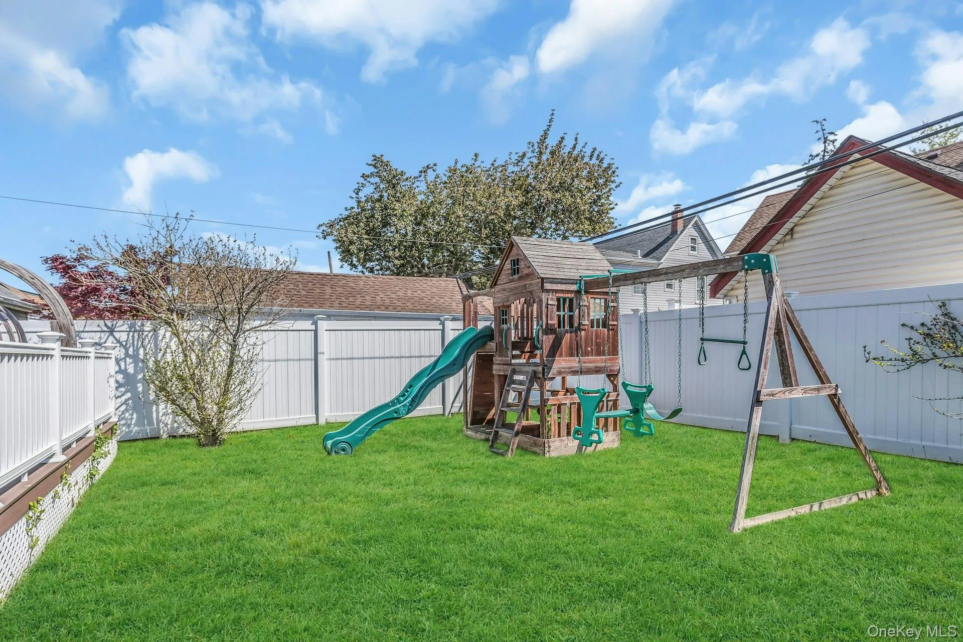 233 Collins Avenue, North Hempstead, NY, 5 Bedrooms Bedrooms, 14 Rooms Rooms,4 BathroomsBathrooms,Residential,For Rent,Collins,0,1009546 233 Collins Avenue, North Hempstead, NY, 5 Bedrooms Bedrooms, 14 Rooms Rooms,4 BathroomsBathrooms,Residential,For Rent,Collins,0,1009546
