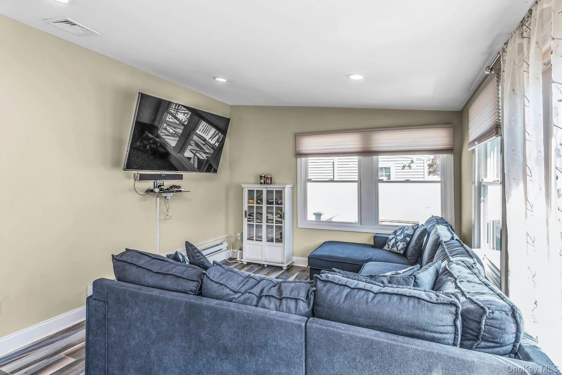 233 Collins Avenue, North Hempstead, NY, 5 Bedrooms Bedrooms, 14 Rooms Rooms,4 BathroomsBathrooms,Residential,For Rent,Collins,0,1009546 233 Collins Avenue, North Hempstead, NY, 5 Bedrooms Bedrooms, 14 Rooms Rooms,4 BathroomsBathrooms,Residential,For Rent,Collins,0,1009546