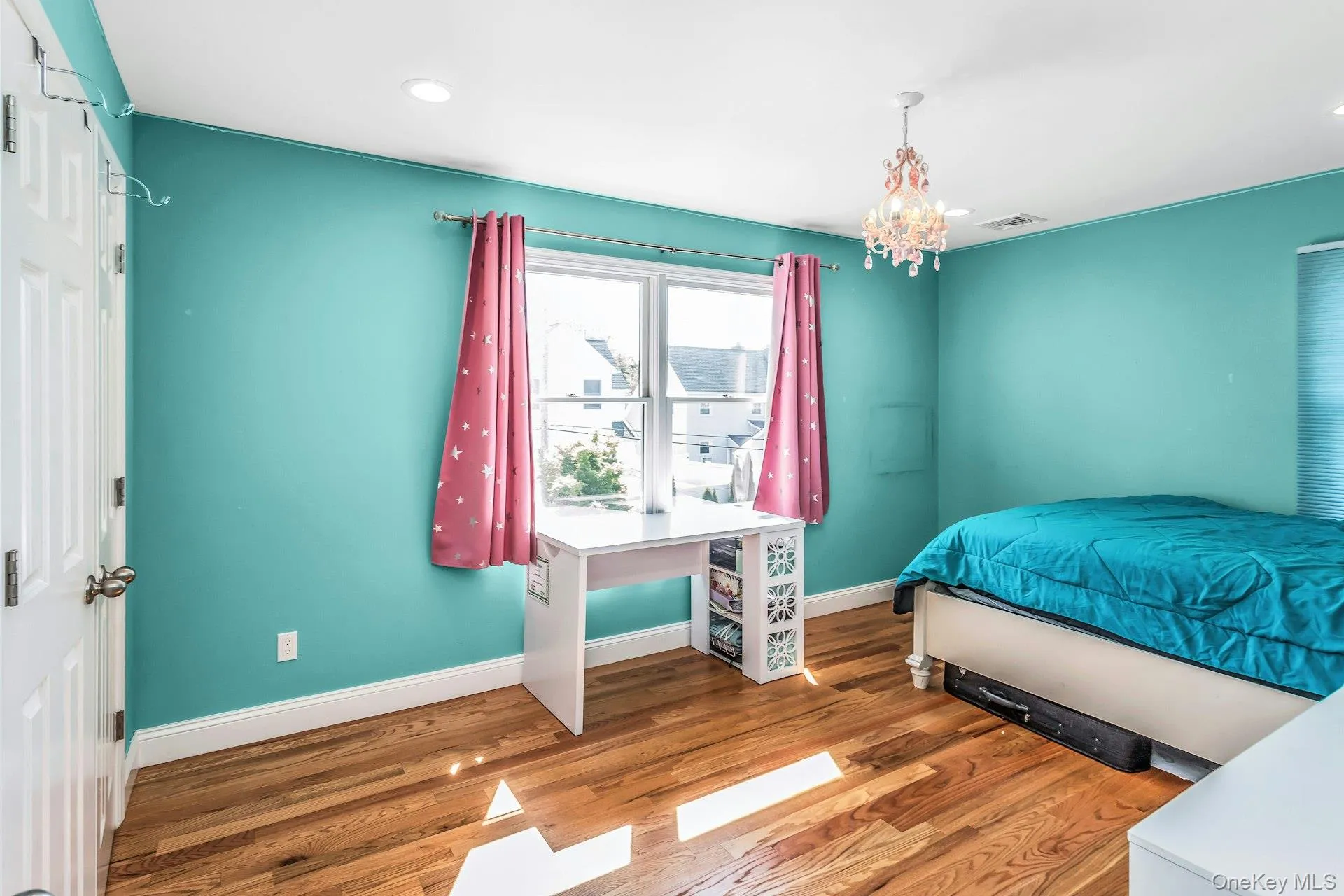 233 Collins Avenue, North Hempstead, NY, 5 Bedrooms Bedrooms, 14 Rooms Rooms,4 BathroomsBathrooms,Residential,For Rent,Collins,0,1009546 233 Collins Avenue, North Hempstead, NY, 5 Bedrooms Bedrooms, 14 Rooms Rooms,4 BathroomsBathrooms,Residential,For Rent,Collins,0,1009546