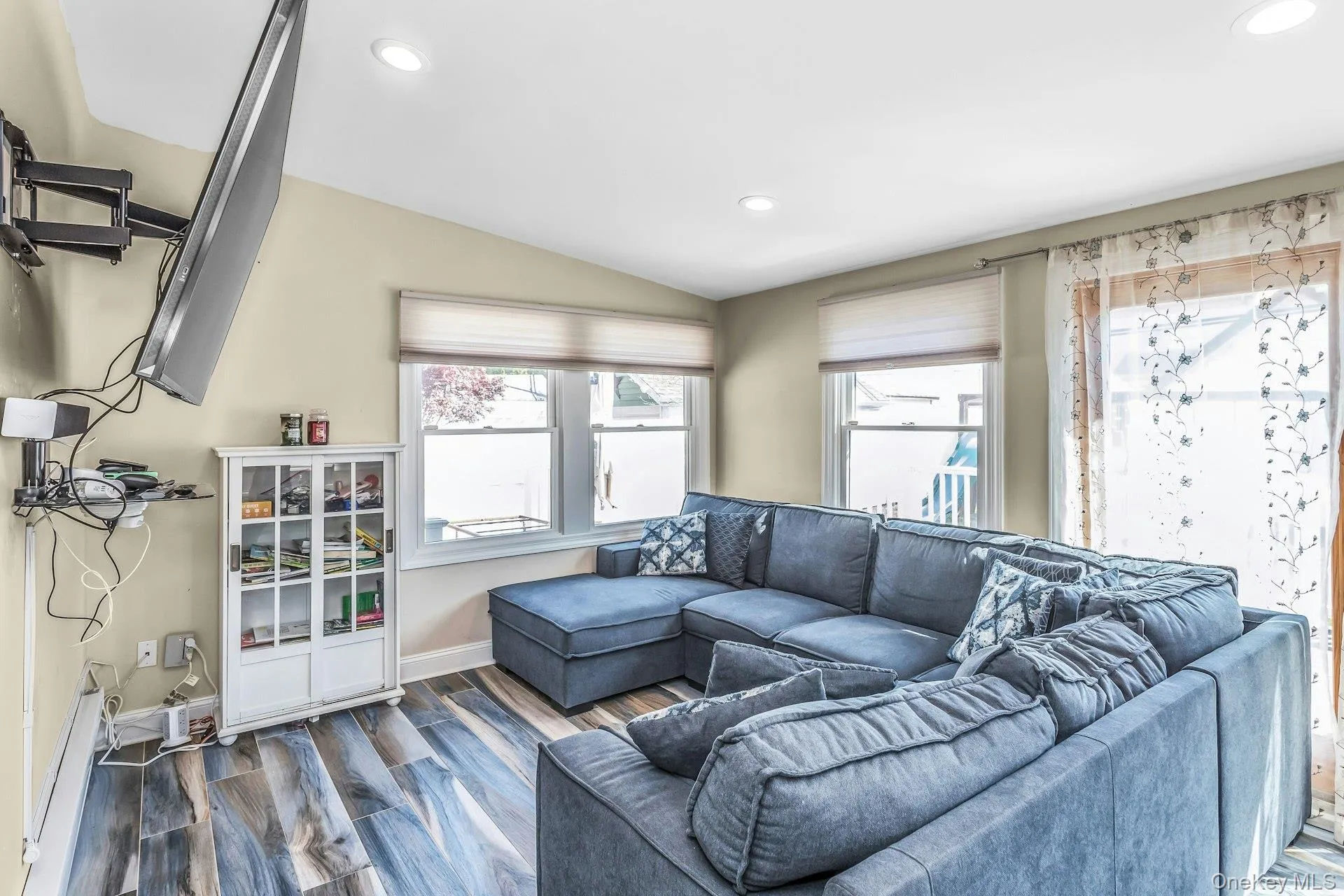 233 Collins Avenue, North Hempstead, NY, 5 Bedrooms Bedrooms, 14 Rooms Rooms,4 BathroomsBathrooms,Residential,For Rent,Collins,0,1009546 233 Collins Avenue, North Hempstead, NY, 5 Bedrooms Bedrooms, 14 Rooms Rooms,4 BathroomsBathrooms,Residential,For Rent,Collins,0,1009546
