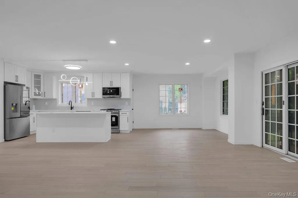 6 Burbury Lane, North Hempstead, NY, 4 Bedrooms Bedrooms, 7 Rooms Rooms,2 BathroomsBathrooms,Residential,For Rent,Burbury,0,1009555 6 Burbury Lane, North Hempstead, NY, 4 Bedrooms Bedrooms, 7 Rooms Rooms,2 BathroomsBathrooms,Residential,For Rent,Burbury,0,1009555