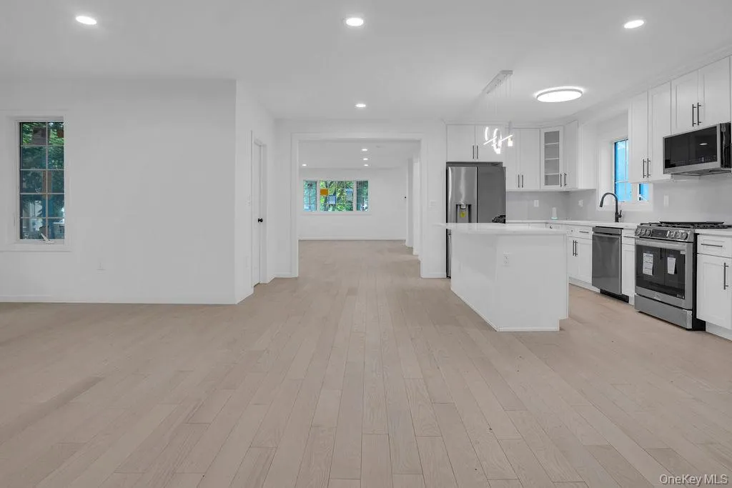 6 Burbury Lane, North Hempstead, NY, 4 Bedrooms Bedrooms, 7 Rooms Rooms,2 BathroomsBathrooms,Residential,For Rent,Burbury,0,1009555 6 Burbury Lane, North Hempstead, NY, 4 Bedrooms Bedrooms, 7 Rooms Rooms,2 BathroomsBathrooms,Residential,For Rent,Burbury,0,1009555