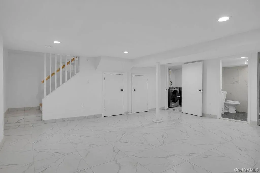 6 Burbury Lane, North Hempstead, NY, 4 Bedrooms Bedrooms, 7 Rooms Rooms,2 BathroomsBathrooms,Residential,For Rent,Burbury,0,1009555 6 Burbury Lane, North Hempstead, NY, 4 Bedrooms Bedrooms, 7 Rooms Rooms,2 BathroomsBathrooms,Residential,For Rent,Burbury,0,1009555