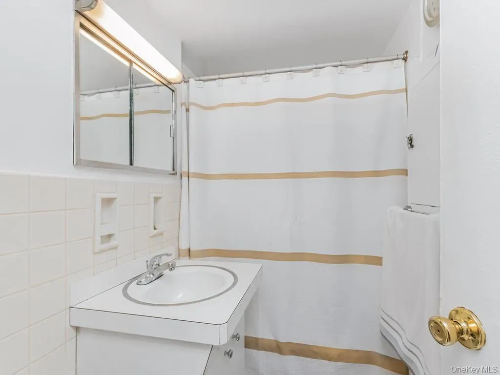 4705 Henry Hudson Parkway, New York, NY, 1 Bedroom Bedrooms, 3 Rooms Rooms,1 BathroomBathrooms,Residential,For Rent,Henry Hudson,0,1009560 4705 Henry Hudson Parkway, New York, NY, 1 Bedroom Bedrooms, 3 Rooms Rooms,1 BathroomBathrooms,Residential,For Rent,Henry Hudson,0,1009560