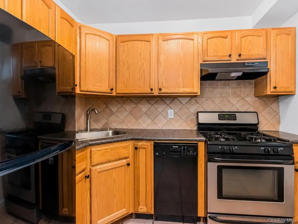 4705 Henry Hudson Parkway, New York, NY, 1 Bedroom Bedrooms, 3 Rooms Rooms,1 BathroomBathrooms,Residential,For Rent,Henry Hudson,0,1009560 4705 Henry Hudson Parkway, New York, NY, 1 Bedroom Bedrooms, 3 Rooms Rooms,1 BathroomBathrooms,Residential,For Rent,Henry Hudson,0,1009560