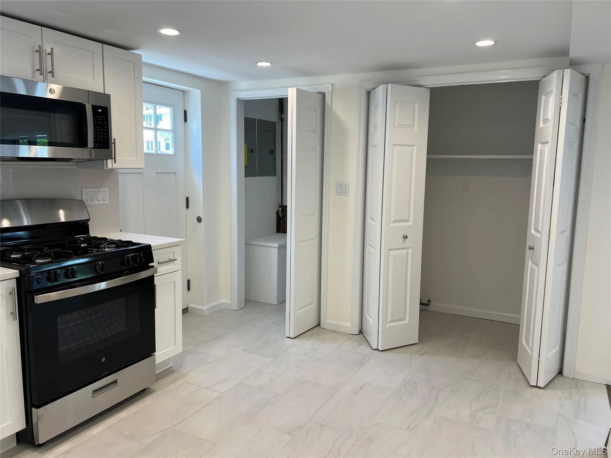 82 Hickory Road, North Hempstead, NY, 2 Bedrooms Bedrooms, 4 Rooms Rooms,1 BathroomBathrooms,Residential Lease,For Rent,Hickory,0,1009614 82 Hickory Road, North Hempstead, NY, 2 Bedrooms Bedrooms, 4 Rooms Rooms,1 BathroomBathrooms,Residential Lease,For Rent,Hickory,0,1009614