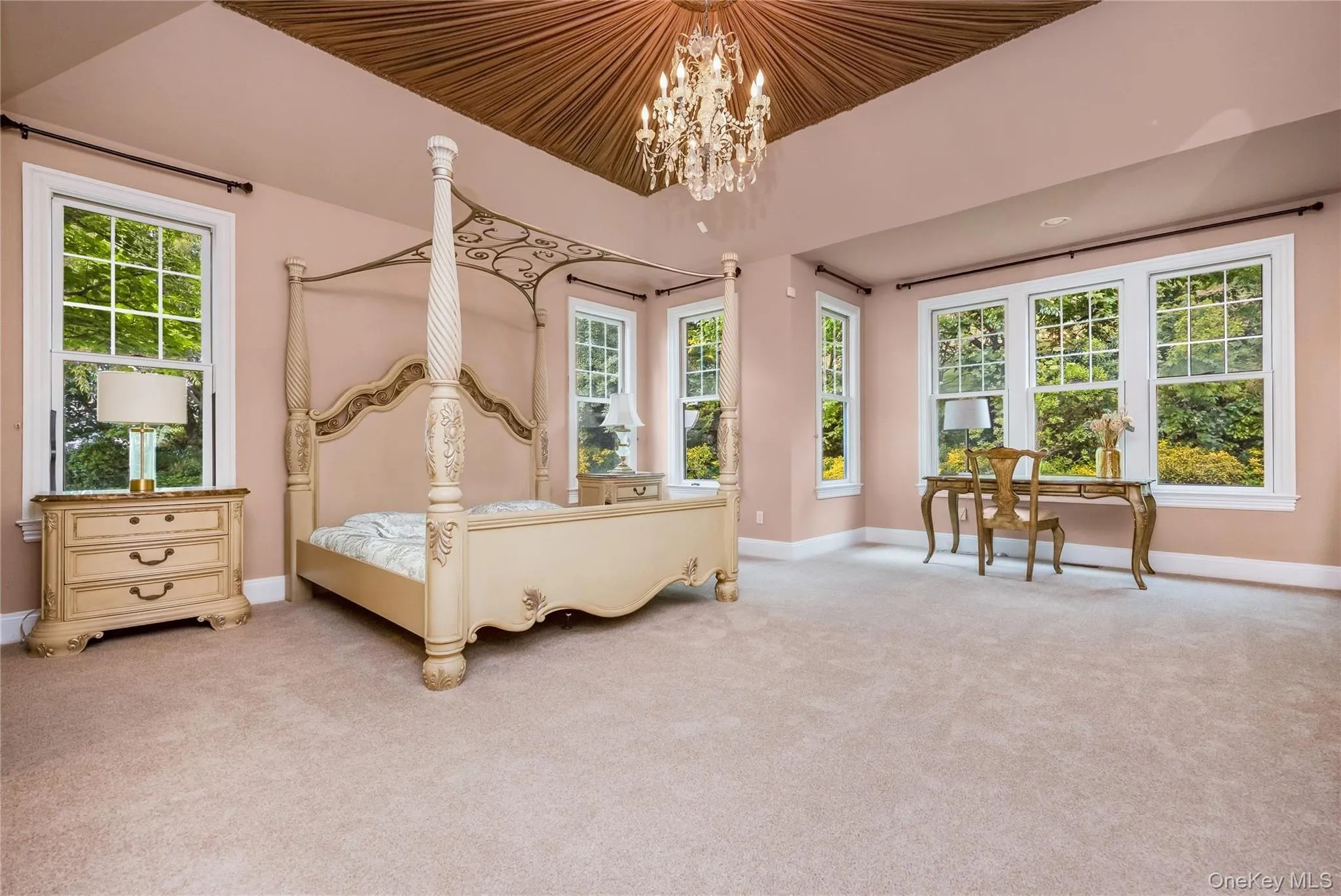 Master Suite at 1st FL with two walk-in Closet Master Suite at 1st FL with two walk-in Closet