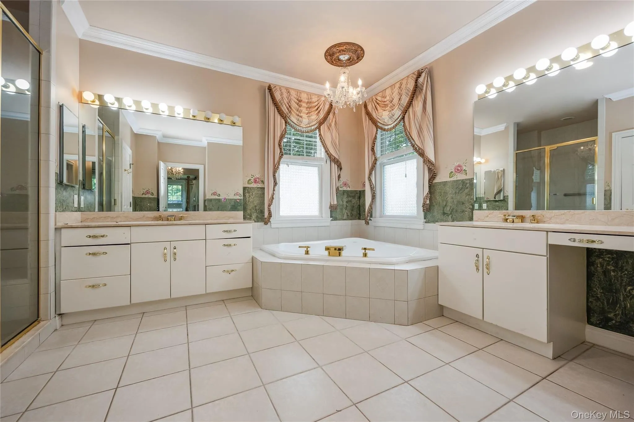 Master Bath with jacuzzi Master Bath with jacuzzi
