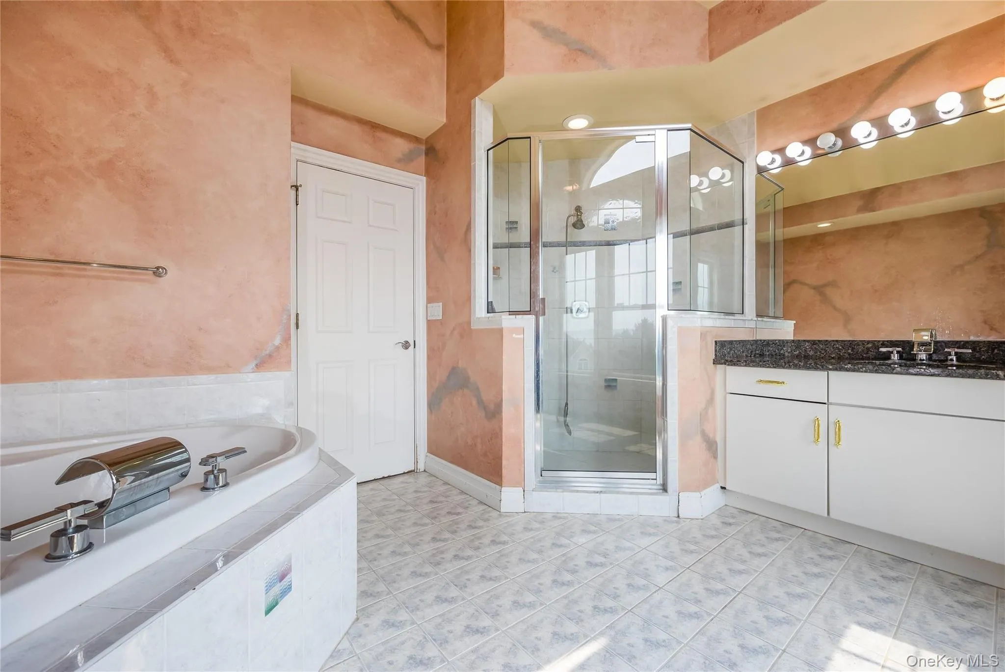 2nd Master Bath with jacuzzi 2nd Master Bath with jacuzzi