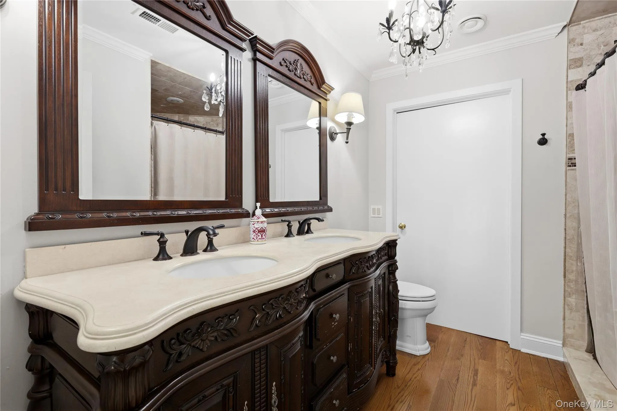 Full bathroom Full bathroom