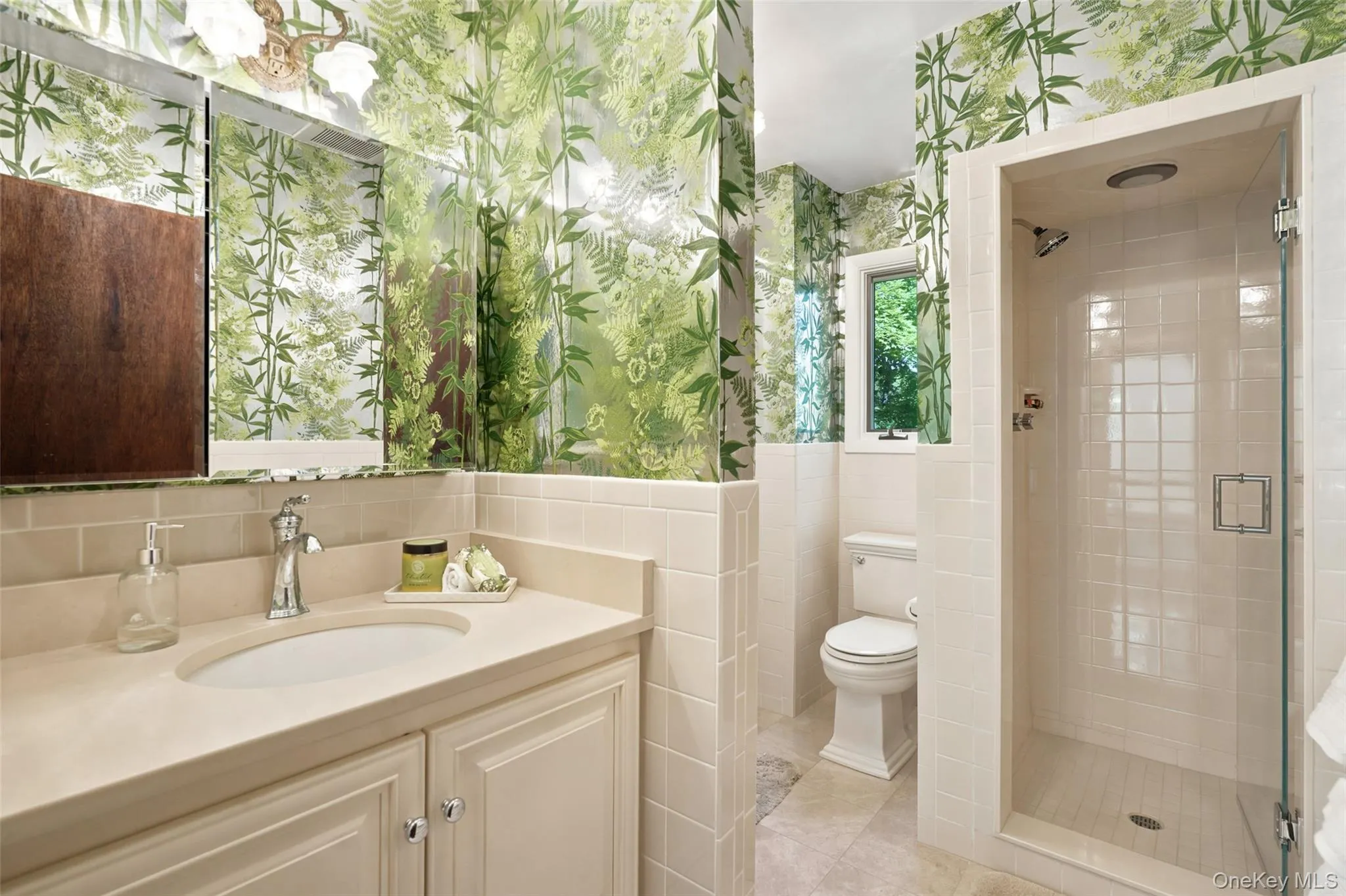 Full renovated bath located across the home office/au pair suite Full renovated bath located across the home office/au pair suite