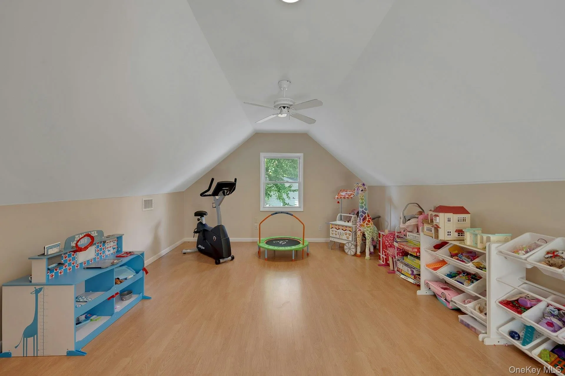 144 Thornbury Road, New Rochelle, NY, 4 Bedrooms Bedrooms, 8 Rooms Rooms,2 BathroomsBathrooms,Residential Lease,For Rent,Thornbury,0,1009638 144 Thornbury Road, New Rochelle, NY, 4 Bedrooms Bedrooms, 8 Rooms Rooms,2 BathroomsBathrooms,Residential Lease,For Rent,Thornbury,0,1009638