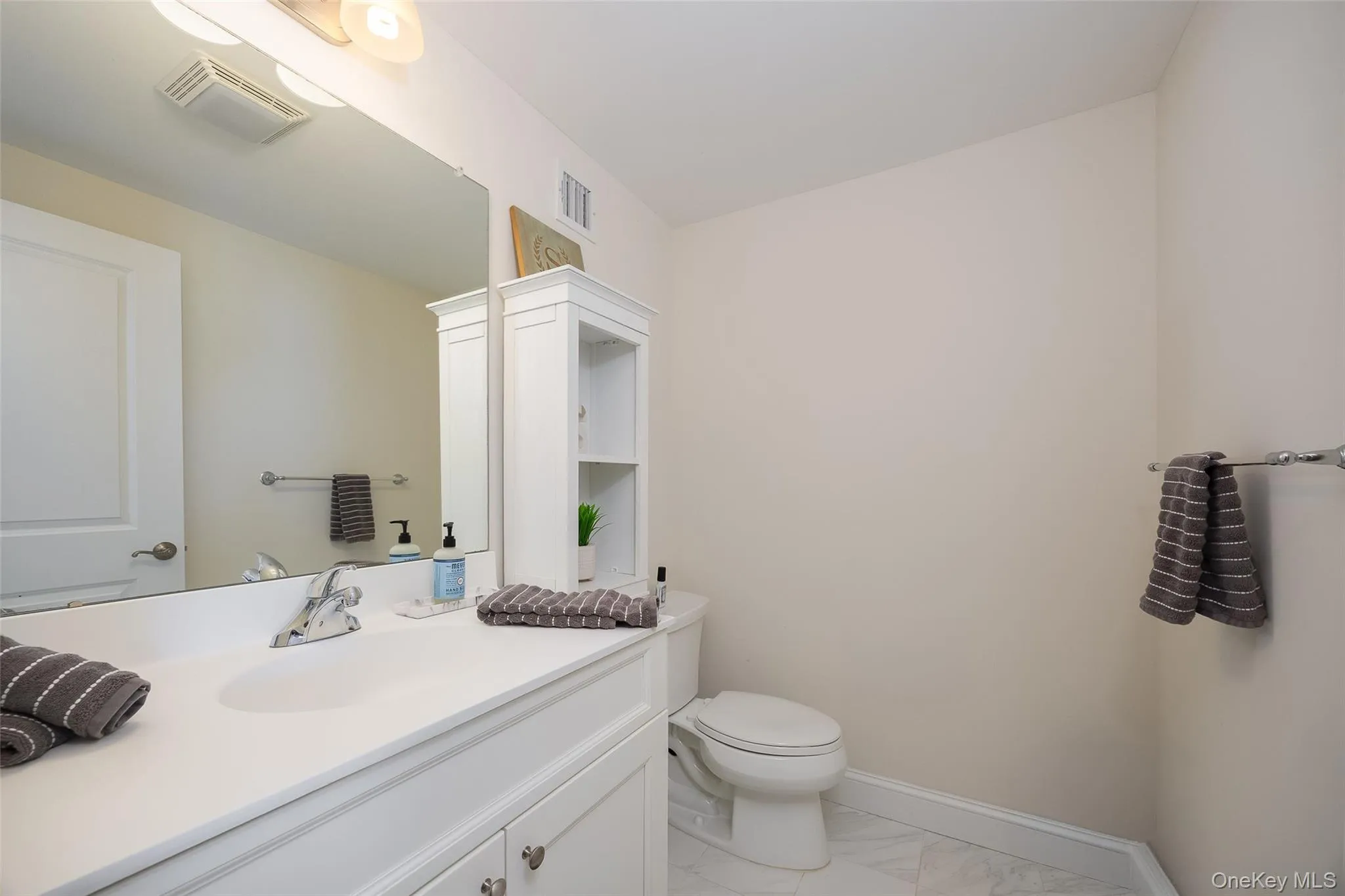 Lower level half bath Lower level half bath