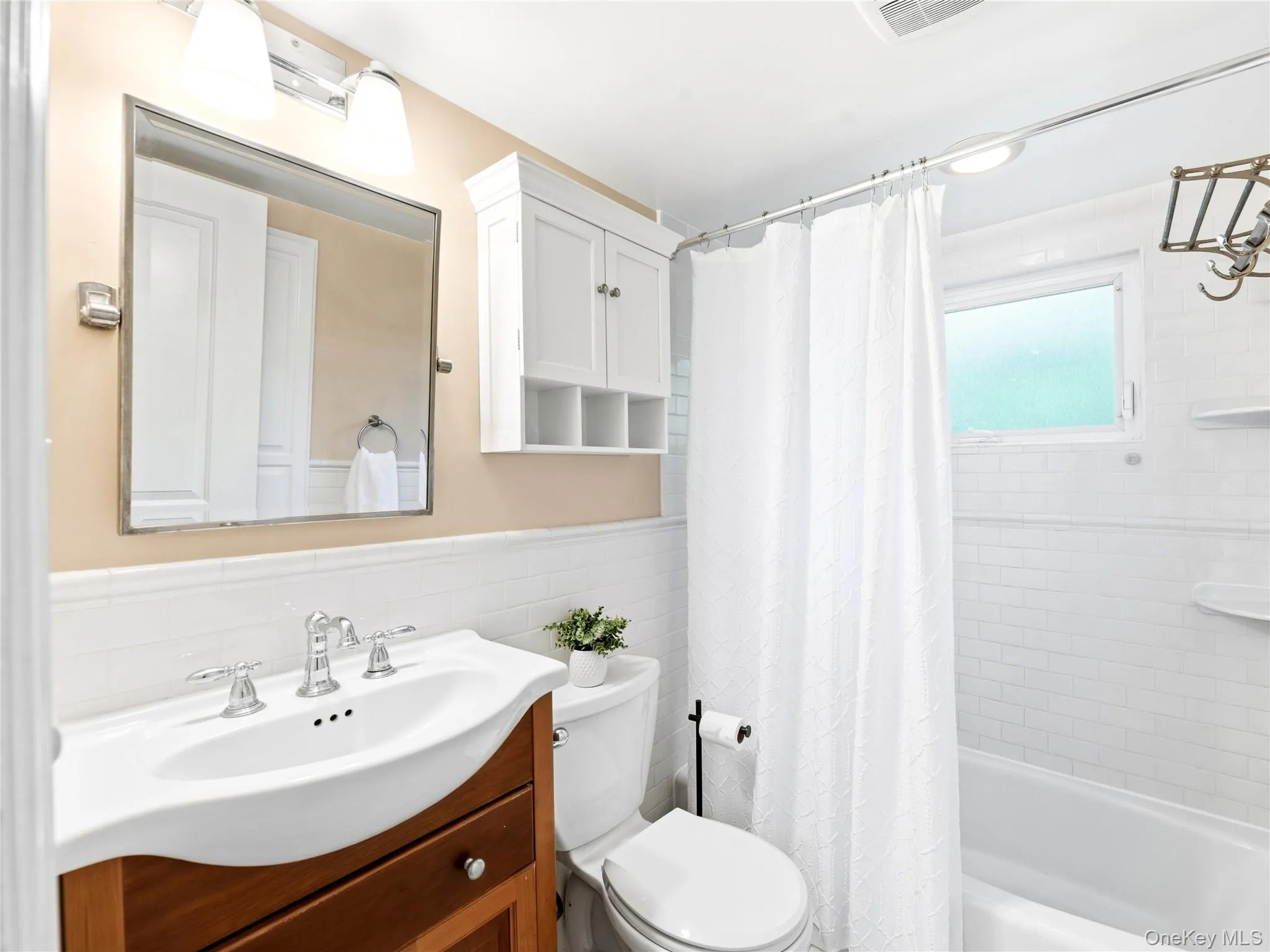 19 Radcliff Avenue, North Hempstead, NY, 4 Bedrooms Bedrooms, 6 Rooms Rooms,2 BathroomsBathrooms,Residential,For Rent,Radcliff,0,1009700 19 Radcliff Avenue, North Hempstead, NY, 4 Bedrooms Bedrooms, 6 Rooms Rooms,2 BathroomsBathrooms,Residential,For Rent,Radcliff,0,1009700