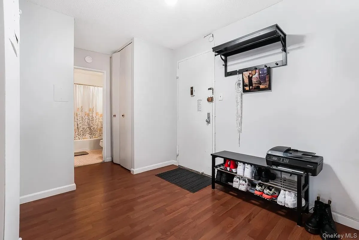 118-17 Union Turnpike, New York, NY, 3 Rooms Rooms,1 BathroomBathrooms,Residential Lease,For Rent,Union,0,1009730 118-17 Union Turnpike, New York, NY, 3 Rooms Rooms,1 BathroomBathrooms,Residential Lease,For Rent,Union,0,1009730
