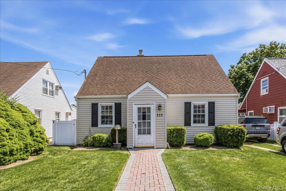 111 Birch Lane, Hempstead, NY, 4 Bedrooms Bedrooms, 8 Rooms Rooms,1 BathroomBathrooms,Residential,For Rent,Birch,0,1009763 111 Birch Lane, Hempstead, NY, 4 Bedrooms Bedrooms, 8 Rooms Rooms,1 BathroomBathrooms,Residential,For Rent,Birch,0,1009763