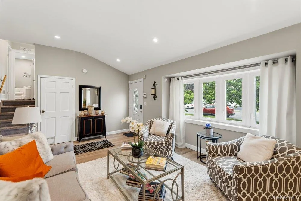 282 W 22nd Street, Babylon, NY, 3 Bedrooms Bedrooms, 9 Rooms Rooms,2 BathroomsBathrooms,Residential,For Rent,W 22nd Street,0,1009777 282 W 22nd Street, Babylon, NY, 3 Bedrooms Bedrooms, 9 Rooms Rooms,2 BathroomsBathrooms,Residential,For Rent,W 22nd Street,0,1009777