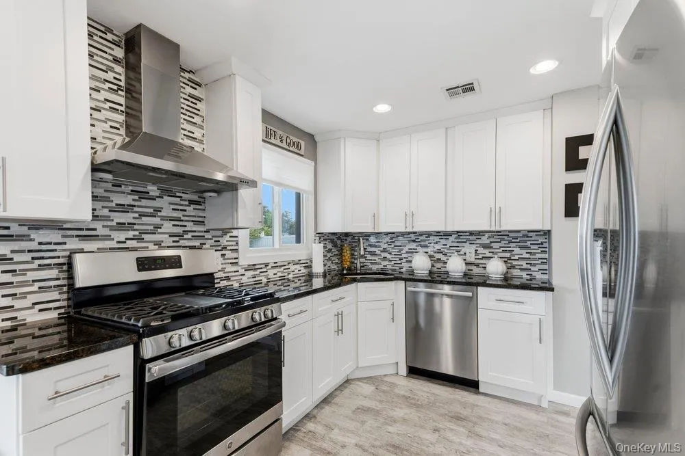 282 W 22nd Street, Babylon, NY, 3 Bedrooms Bedrooms, 9 Rooms Rooms,2 BathroomsBathrooms,Residential,For Rent,W 22nd Street,0,1009777 282 W 22nd Street, Babylon, NY, 3 Bedrooms Bedrooms, 9 Rooms Rooms,2 BathroomsBathrooms,Residential,For Rent,W 22nd Street,0,1009777