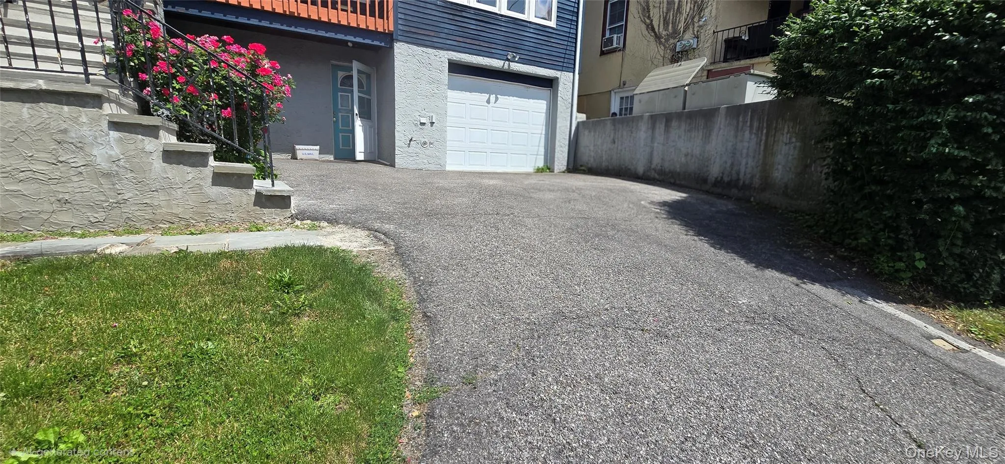 driveway fits 3+ cars driveway fits 3+ cars