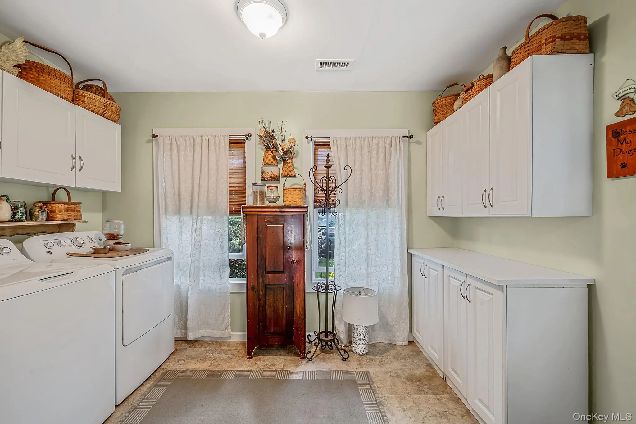 58 Royal Avenue, Southampton, NY, 2 Bedrooms Bedrooms, 5 Rooms Rooms,1 BathroomBathrooms,Residential,For Rent,Royal,0,1009845 58 Royal Avenue, Southampton, NY, 2 Bedrooms Bedrooms, 5 Rooms Rooms,1 BathroomBathrooms,Residential,For Rent,Royal,0,1009845