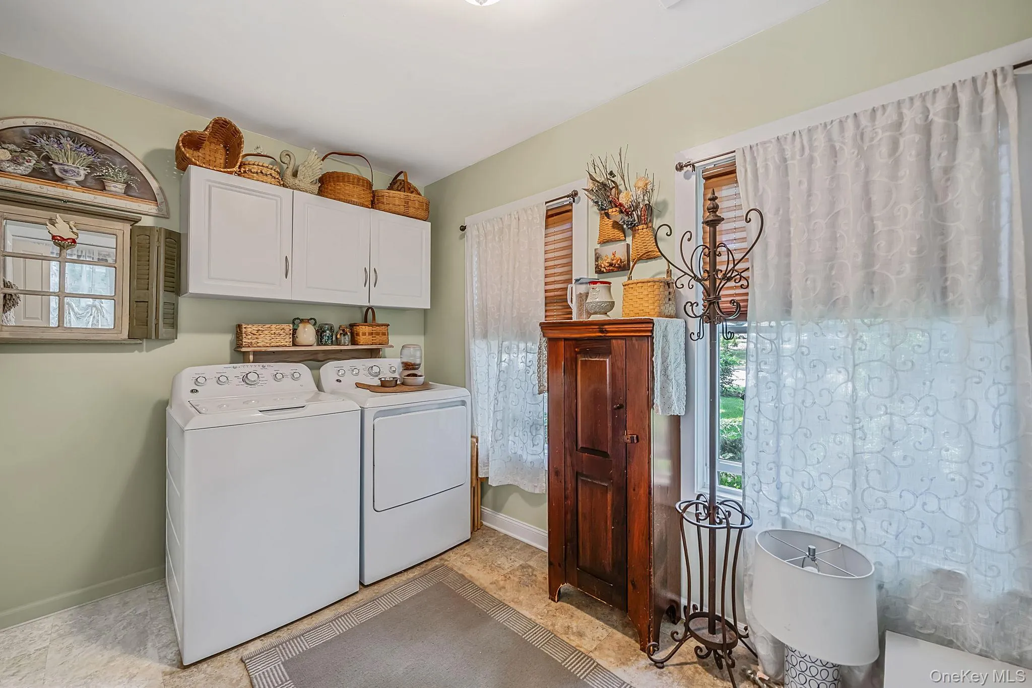 58 Royal Avenue, Southampton, NY, 2 Bedrooms Bedrooms, 5 Rooms Rooms,1 BathroomBathrooms,Residential,For Rent,Royal,0,1009845 58 Royal Avenue, Southampton, NY, 2 Bedrooms Bedrooms, 5 Rooms Rooms,1 BathroomBathrooms,Residential,For Rent,Royal,0,1009845