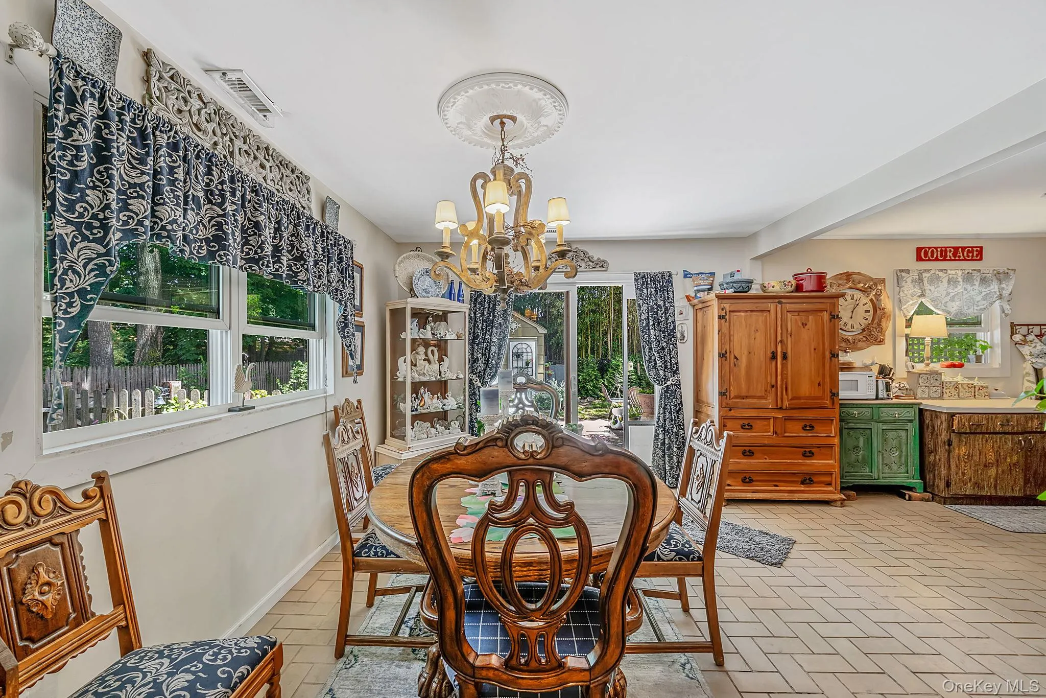 58 Royal Avenue, Southampton, NY, 2 Bedrooms Bedrooms, 5 Rooms Rooms,1 BathroomBathrooms,Residential,For Rent,Royal,0,1009845 58 Royal Avenue, Southampton, NY, 2 Bedrooms Bedrooms, 5 Rooms Rooms,1 BathroomBathrooms,Residential,For Rent,Royal,0,1009845