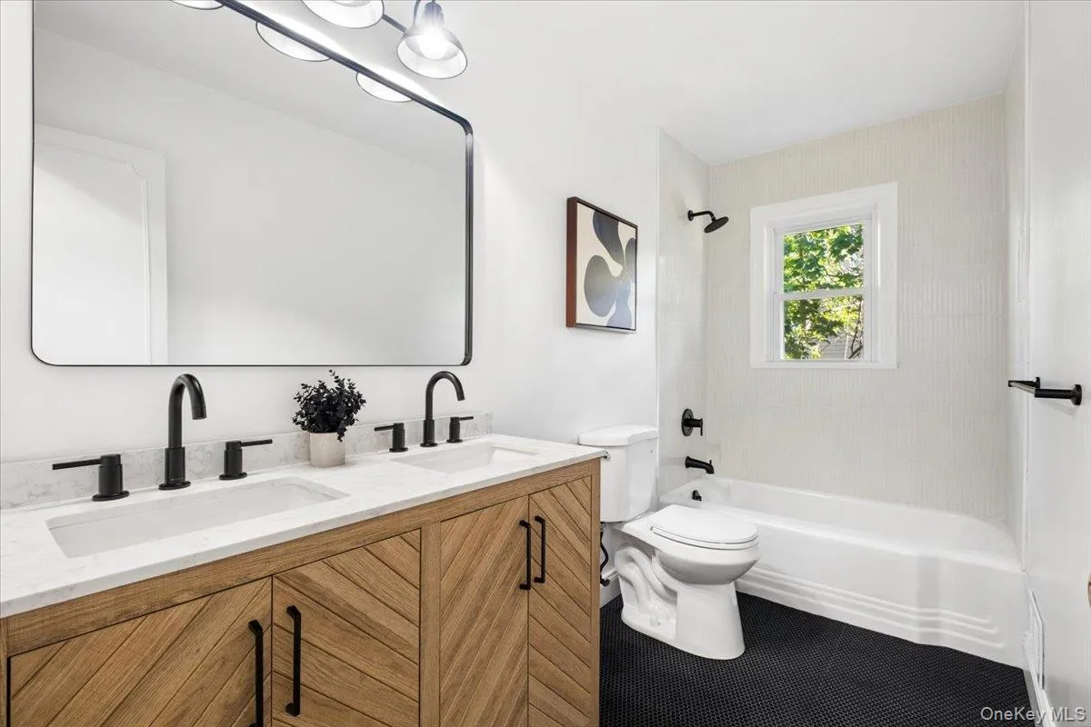 97 Runyon Place, New Rochelle, NY, 4 Bedrooms Bedrooms, 8 Rooms Rooms,3 BathroomsBathrooms,Residential,For Rent,Runyon,0,1009871 97 Runyon Place, New Rochelle, NY, 4 Bedrooms Bedrooms, 8 Rooms Rooms,3 BathroomsBathrooms,Residential,For Rent,Runyon,0,1009871