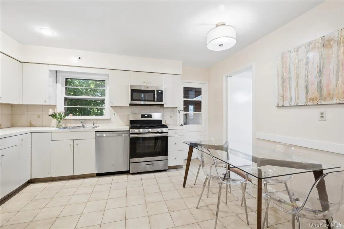 193 Rogers Drive, New Rochelle, NY, 4 Bedrooms Bedrooms, 9 Rooms Rooms,3 BathroomsBathrooms,Residential,For Rent,Rogers,0,1009874 193 Rogers Drive, New Rochelle, NY, 4 Bedrooms Bedrooms, 9 Rooms Rooms,3 BathroomsBathrooms,Residential,For Rent,Rogers,0,1009874
