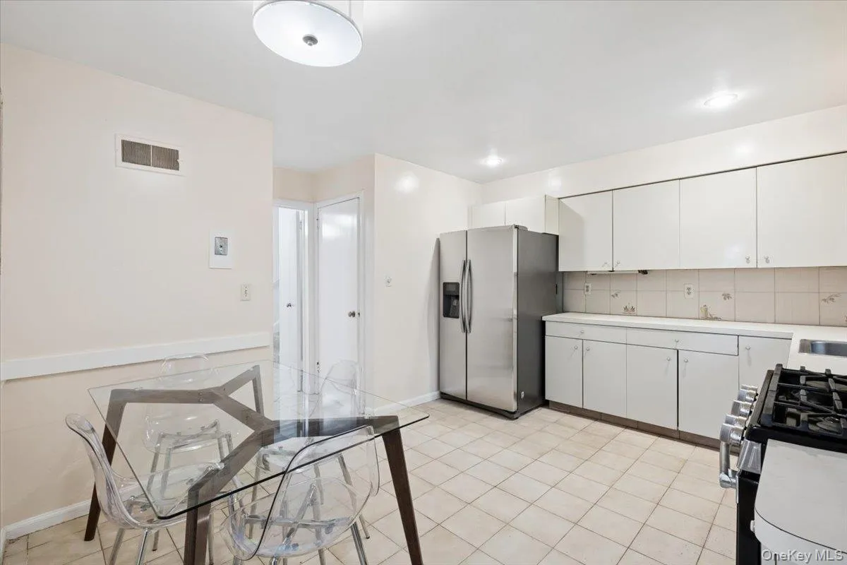 193 Rogers Drive, New Rochelle, NY, 4 Bedrooms Bedrooms, 9 Rooms Rooms,3 BathroomsBathrooms,Residential,For Rent,Rogers,0,1009874 193 Rogers Drive, New Rochelle, NY, 4 Bedrooms Bedrooms, 9 Rooms Rooms,3 BathroomsBathrooms,Residential,For Rent,Rogers,0,1009874