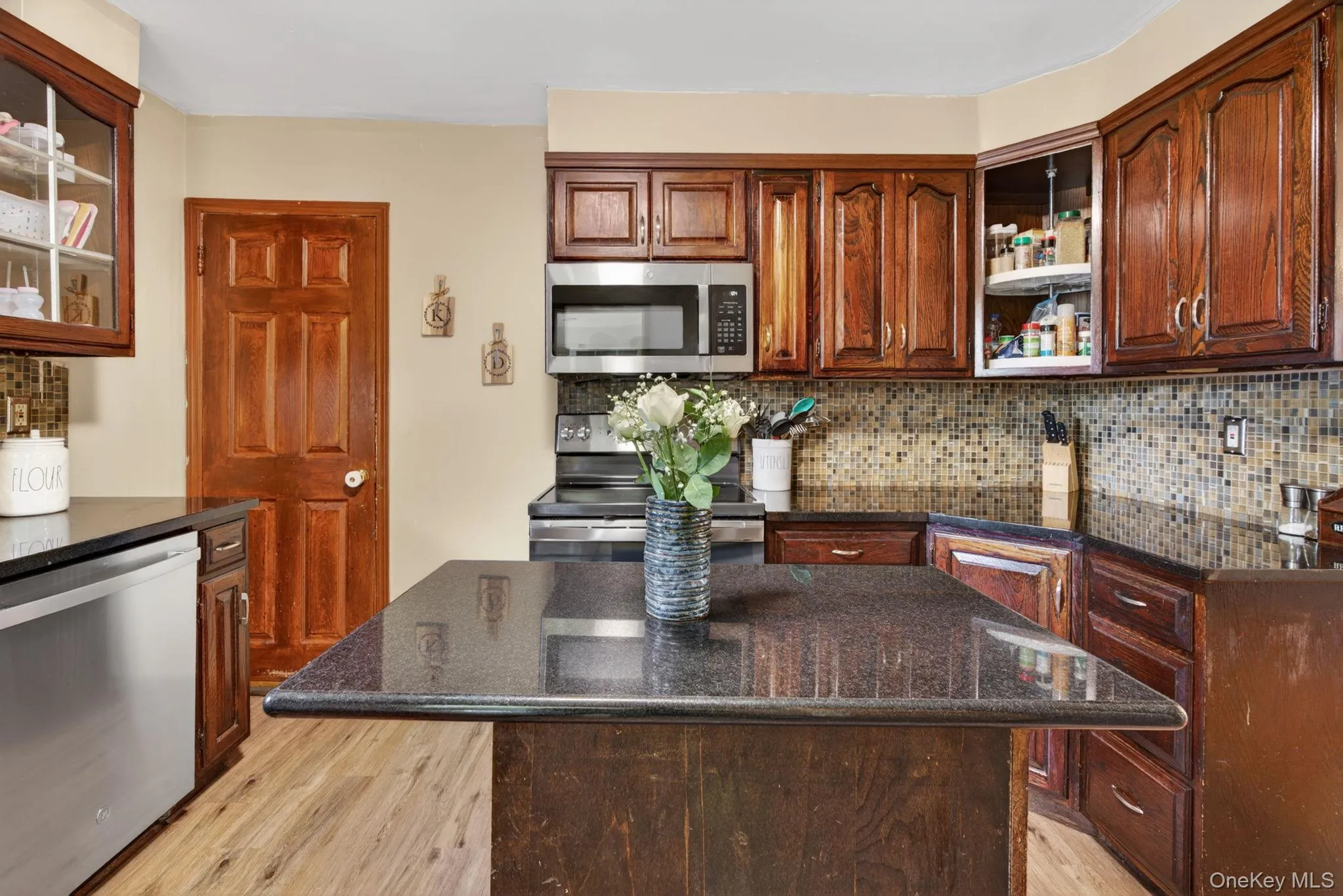 Blending modern finishes with timeless appeal, this inviting kitchen is sure to be a favorite space in the home. Blending modern finishes with timeless appeal, this inviting kitchen is sure to be a favorite space in the home.